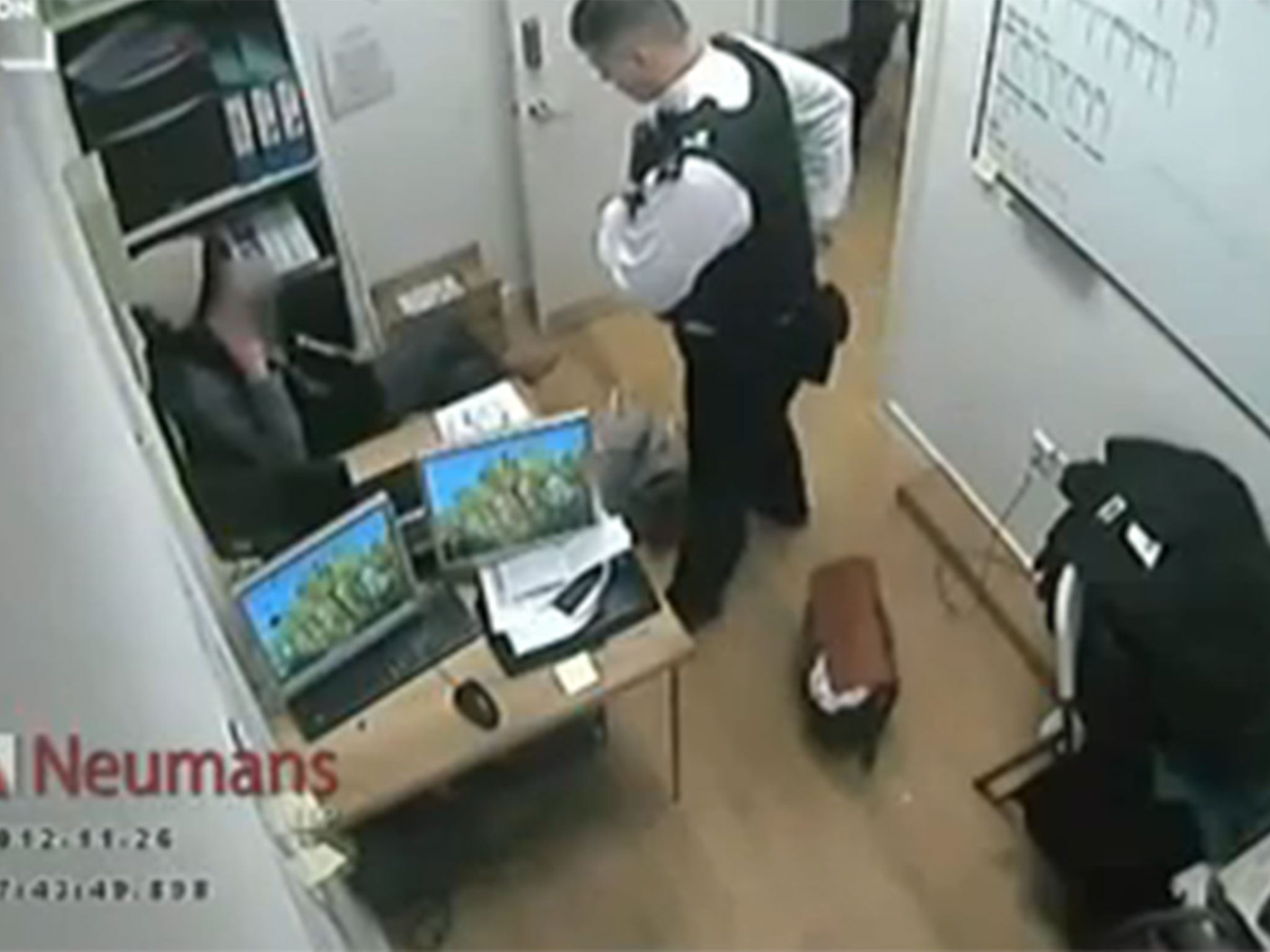Video Police Officer Dismissed After Assaulting Shoplifter The Independent